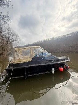 Kabinová loď / motorový člun cca 6–7 m – kajuta, Garmin