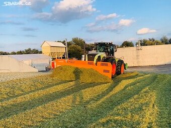 rozhrnovací radlice na silážní jámu
