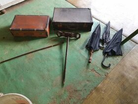 Staré kufry, deštníky, myslivecká stolička, hůl - 499,-Kč