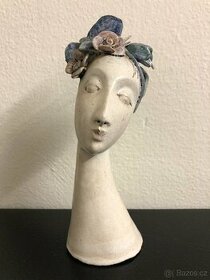 Dívka s motýlem - keramika