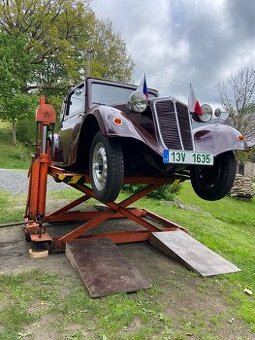Nůžkový hydraulický zvedák