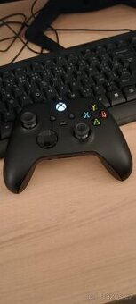 Ovladač k xboxu - 1
