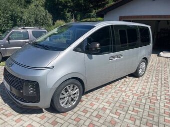 Prodám Hyundai Staria 4x4 r,v,11/22 naj.68000KM