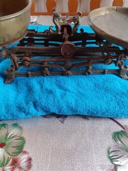 Starožitné  dvoumiskove  váhy  na 3 kg, váhy Eiwa, mlýnek  k