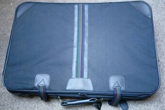 Cestovní kufr s kolečky a tažným držadlem