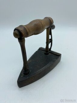 Sběratel nabízí staré žehličky