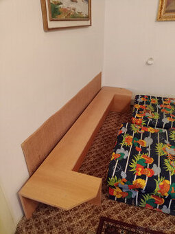 Podlouhlý noční stolek