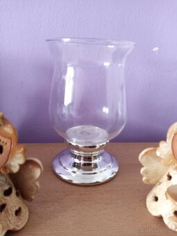 Skleněná číše na dozdobeni