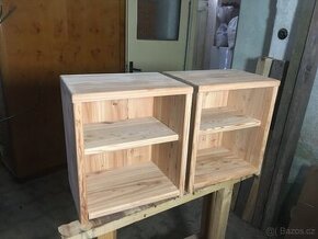 Noční stolky z modřínu