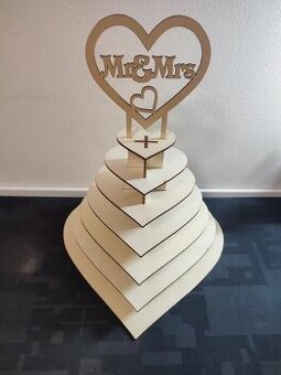 7-patrový dřevěný stojan na cukroví apod.