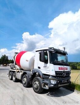 Řidič autodomíchavače betonu