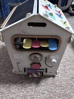 Activity board BusyKids Montessori domeček bílý