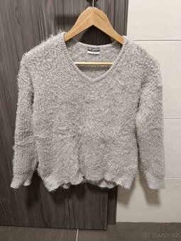 Zimní svetr s výstřihem do V