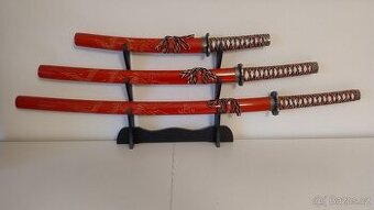 Sada samurajskych mecu se stojanem