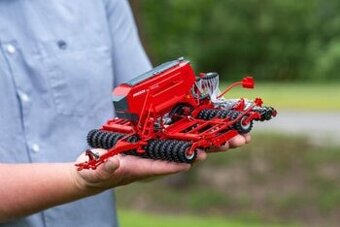 SECÍ STROJ HORSCH PRONTO MĚŘÍTKO 1:32