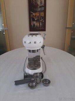 Bílý pákový kávovar Smeg ECF01