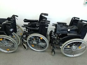 Skládací mechanický invalidní vozík