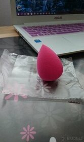 Růžová hubka na make-up tvar kapky