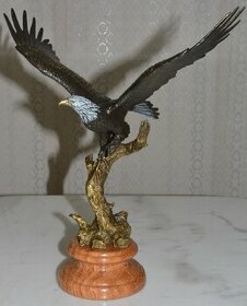 Bronzová socha orla