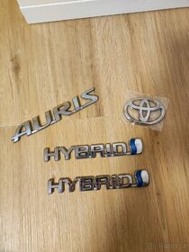 Toyota Auris Hybrid - nápisy, logo, znak