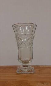 Váza masivní z lisovaného skla s podstavcem
