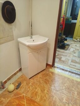 Nabízím toaletní stolek s umyvadlem