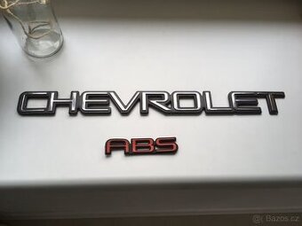 Nápis Chevrolet a ABS