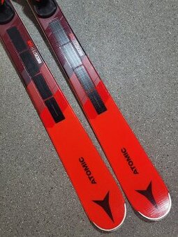 SJEZD. CARV. ATOMIC REDSTER G8 - 161 CM
