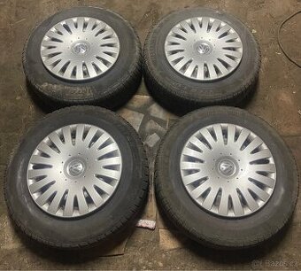 Zimní pneu 215/65 R16 C s disky a včetně poklic