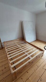 Prodám dřevěnou postel 200 x 160 včetně roštu a matrace