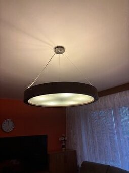 Dřevěný kulatý lustr