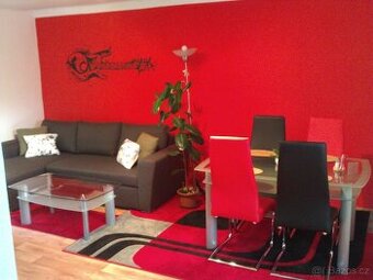 Prodám vybavení obývacího pokoje - stoly, židle, koberce