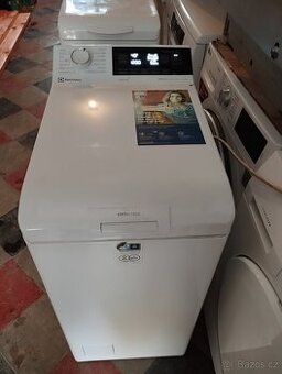 Vrchem plněná pračka Electrolux