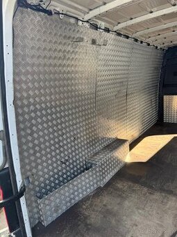 Hliníková vestavba včetně dřevěné podlahy na Sprinter
