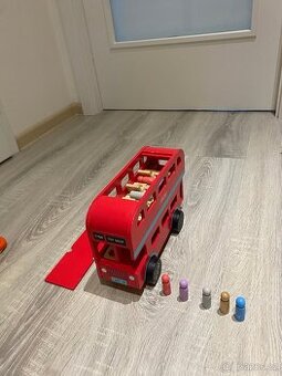 Dřevěný červený autobus s figurkami 🚌❤️