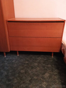 2 peřiňáky,2 skříňky, skříň sektor