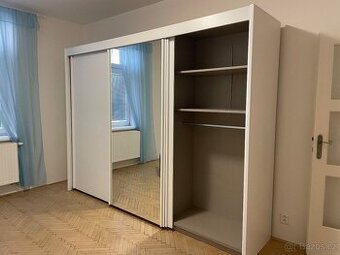 Třídílná zrcadlová posuvná šatní skříň 3 m