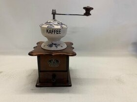 Porcelánový stolní mlýnek na kávu - cibulák č. 13 - 1
