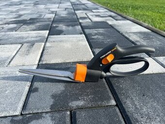 Zahradní nůžky Fiskars a Zahradní postřikovač Gardena
