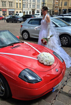 kytka na auto - krásná svatební dekorace