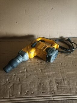 Bourací kladivo SDS Max. Značka DeWALT 1800 Watt - 1