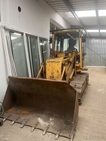 Buldozer Caterpillar 931B, pásový nakladač