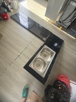 Kuchyňská deska s dřezem, sifonem a baterii - 1