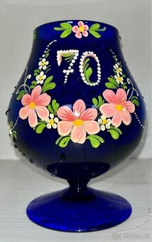 Ručně malovaná modrá sklenice s číslem 70
