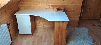 Psací stůl z masivu