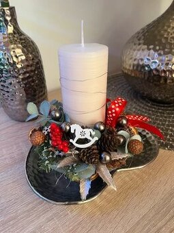 Vánoční svícen s masivní krémovou svíčkou a doplňky