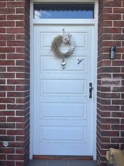 Dřevěné vchodové masivní dveře