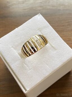 Zlatý dámský prstýnek