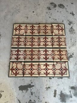 Stará betonová dlažba barevná