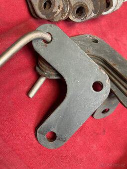 Regály skladové kovové z L - profilů díly zbytek za 400 kč